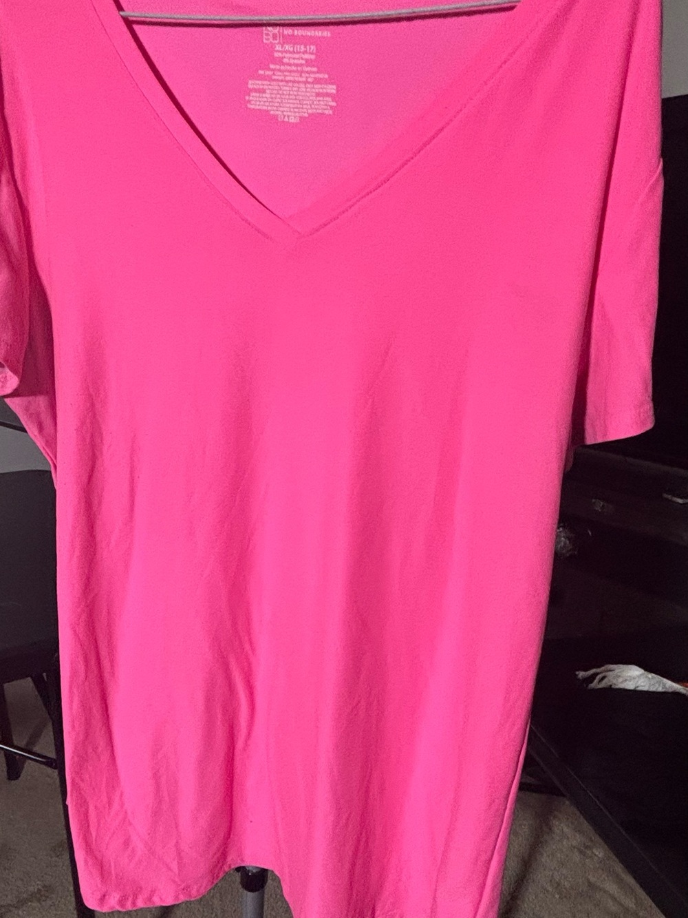 No Boundaries Women's V-Neck Short Sleeve Tee - Bright Pink